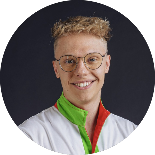 syrinek_face_shoulders_circle_transparent